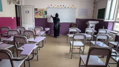 Många flickskolor lider av tomma klassrum eftersom talibanerna inte tillåter flickor i gymnasieålder att gå i skola.
