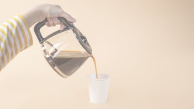 Kaffe hälls i plastkopp.