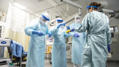 Personalen vid Kuopio universitetssjukhus övar hur man klär på sig och använder skyddsdräkt.
