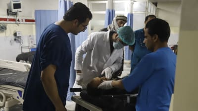 Läkare och patient i Kabul.