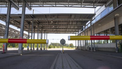 Vägbommar vid en gränsstation. 