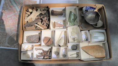 En samling av de bästa arkeologiska fynden från Aboa Vetus ars Novas bakgård.