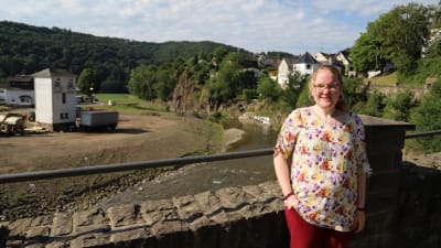 Katharina Kläsgen står på en av broarna över Ahr i byn Schuld.
