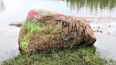 Graffiti vid Bläsnäs badstrand.