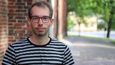 Sebastian Wilken utanför Åbo domkyrka.
