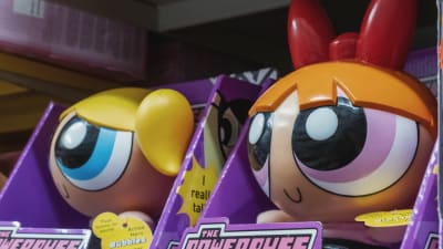 Två figurer i plast i sina emballage, på paketen står texten "The Powerpuff Girls"