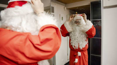 joulupukki laittaa visiiriä päähän