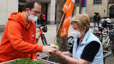 Det ekologiska partiet ÖDP delar ut kryddväxter till möjliga väljare