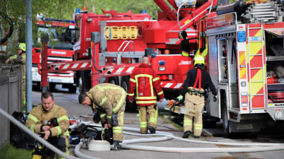 Brandmän jobbar vid en olycksplats.
