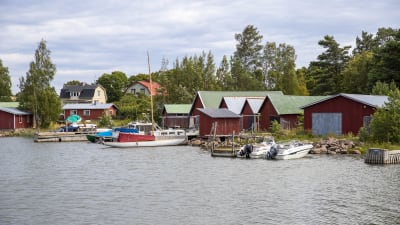 Båtar och hus vid Pyttis Fagerö fiskarby.