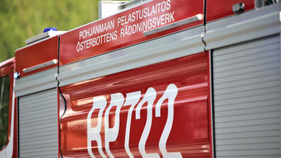 Pohjanmaan pelastuslaitoksen paloauto lähikuvassa. 