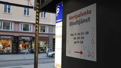 Bild av blodtjäntens byrås ingång i Åbo.