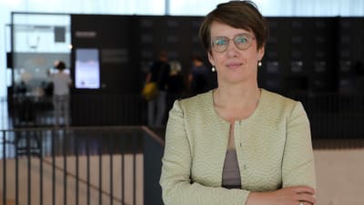 Gundula Bavendamm inne i utställningslokalen.