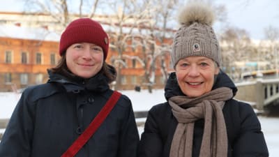 Pia-Maria Grandell och Mari-Susann Grandell vid åkanten i Åbo centrum.