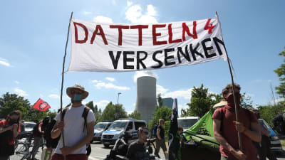 Demonstration mot Datteln 4 utanför kraftverket i Datteln i Tyskland den 30 maj 2020.