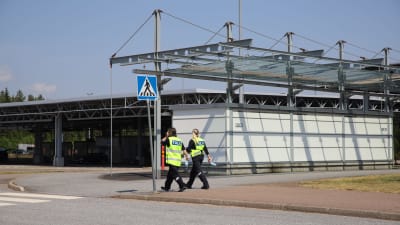 Tullin työntekijöitä Vaalimaan raja-asemalla Vaalimaalla Virolahdella.