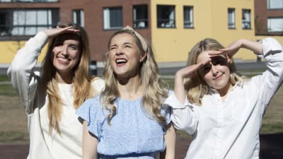 Yhden yön juttuja-podcastin tekijät hymyilevät kameralle.