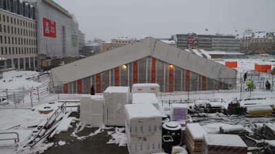 Ett skyddstält som hindrar snön att falla på viktiga ställen på åbo salutorgs byggplats