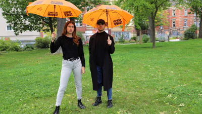 Rifka Lambrecht och Arnjo Zittig spänner upp två paraplyer som hör till de ungas valkampanj.