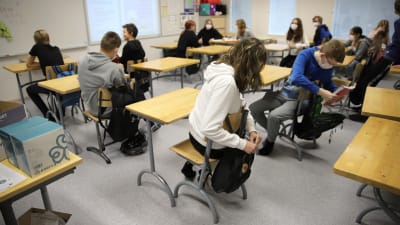 Elever i sjunde klass i Helilän koulu sitter i ett klassrum.