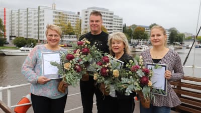 På bilden årets positivaste Åbobo Maisku Holmström, och Nådendals positivaste Mirja Kujala, Rimitos positivaste Kaisa Suovanenoch Tps ischockeytränare Raimo Helminen fick ett hedersomnämnande.