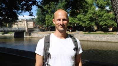 Daniel Granström vid Aura å. Han har på sig en vit t-skjorta.