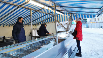 Fiskhandlare vid Salutorget i Åbo. 