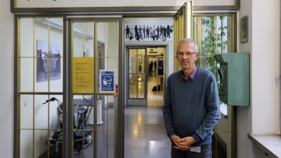 Historikern Jens Dobler inne i polismuséet i Berlin