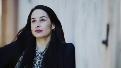 Lähikuvassa toimittaja Yagmur Özberkan.