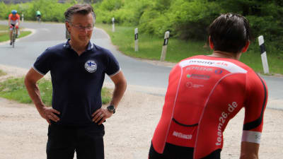 Tränaren Bennie Lindberg tillsammans med en triatlet som han tränar