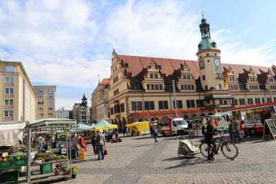 Torget i centrum av den östtyska staden Leipzig