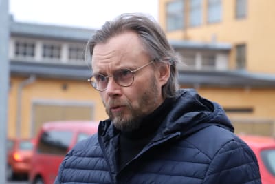 Juha Rantasaari ser förbi kameran. Har glasögon.