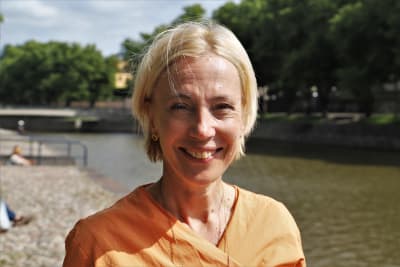Liliane Kjellman, direktör för den svenska servicen inom sektorn för fostran och undervisning i Åbo, vid åkanten i Åbo. 