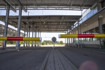 Vägbommar vid en gränsstation. 