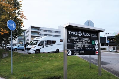 Tehys uppsägningsbuss står parkerad utanför T-sjukhuset vid ÅUCS. 