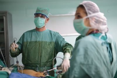 Två kirurger opererar i en kirurgsal.
