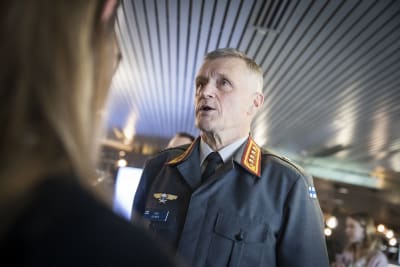 Försvarsmaktens kommendör Timo Kivinen i uniform svarar på journalisters frågor-