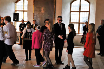 Åboelever skakar hand med Mika Maaskola och Hanna Maaskola i Åbo slott. 