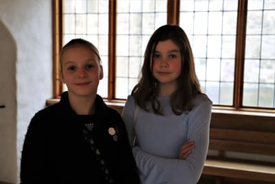Felicia Rehn och  Amanda Widenius på Åbo slott.