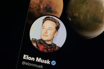 Elon Musk Twitter-kuvassa.