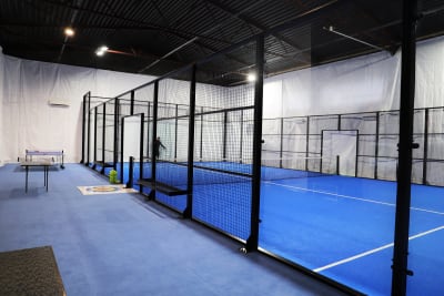 En bild på en padelplan inne i en padelhall i Pargas.