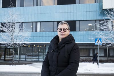 Maaret Castrén framför Haartmanska sjukhuset.