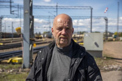 Sheikki Laakso står på bangården i Kouvola och tittar in i kameran.