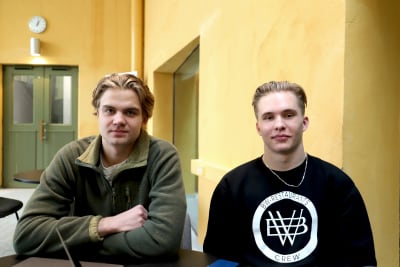 Två unga studerande i ASA-huset Åbo Akademi. 
