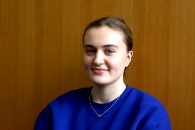 Maria Jäntti tittar in i kameran. 
