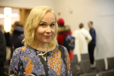Vihreiden kansanedustajaehdokas Elisa Aaltola katsoo arvoituksellisesti kameraan.