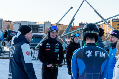 Eduard Hallberg pratar med skidåkare från Salom 66