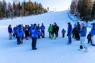 Eduard Hallberg får en present av Slalom 66