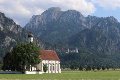 Kyrkan St. Coloman, slottet Neuschwanstein och bergen bakom