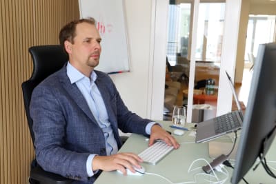 Marcus Honkanen vid sitt skrivbord.